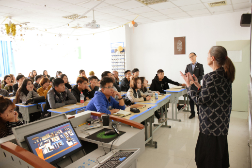 圣达菲艺术设计大学琳达•斯旺森副校长为汉口学院学子授课 圣达菲艺术设计大学琳达•斯旺森副校长为汉口学院学子授课